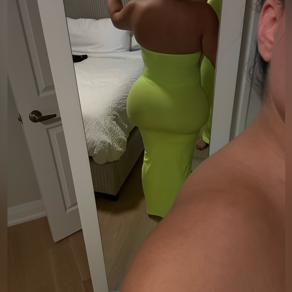 Skims fits everybody tube dress in green highlighter - Picture 6 of 6